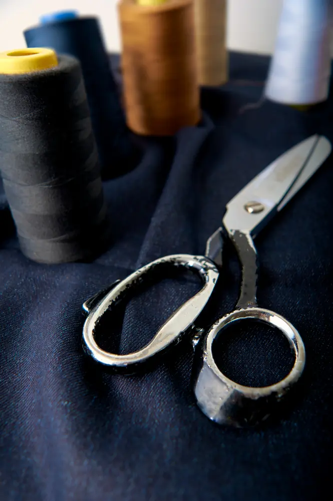 Hilos y tijeras de trabajo industrial