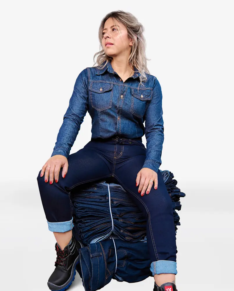 Mujer posando un jean de dotación