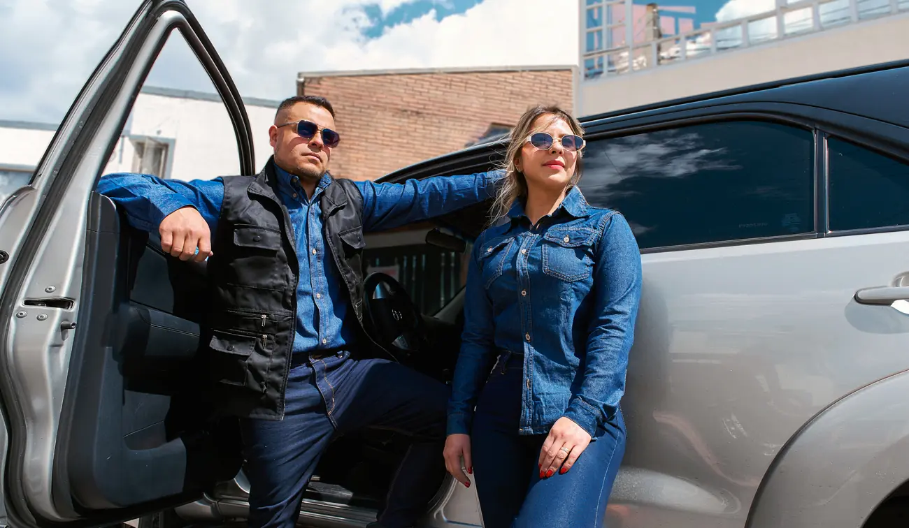 Pareja en la puerta de una camioneta mirando hacia el horizonte